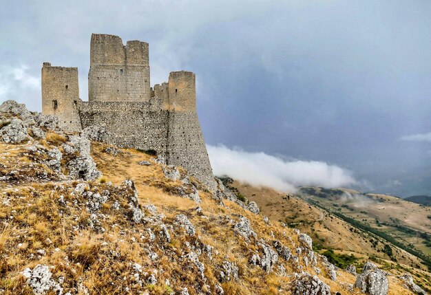 Viejo castillo en la montaña rocosa