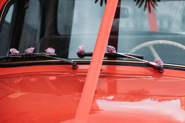 Foto gratuita viejo coche rojo con una cinta