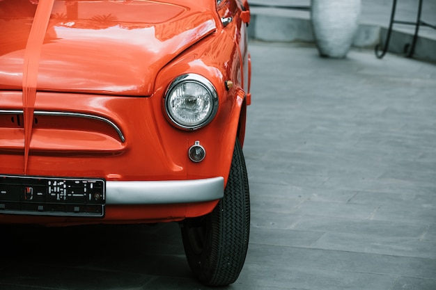 Viejo coche rojo con una cinta