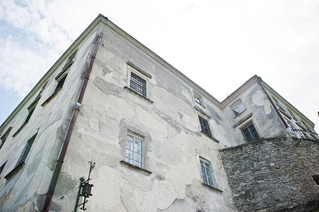 Viejo edificio gris en ruinas