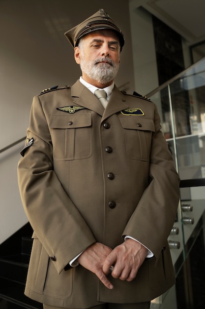 Foto gratuita viejo general en ángulo bajo uniforme