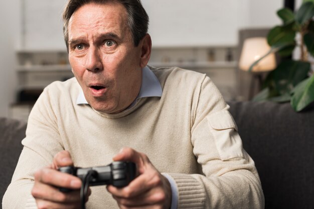 Viejo jugando videojuegos