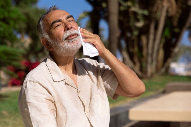 Viejo luchando con alta temperatura