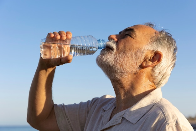 Viejo luchando con alta temperatura