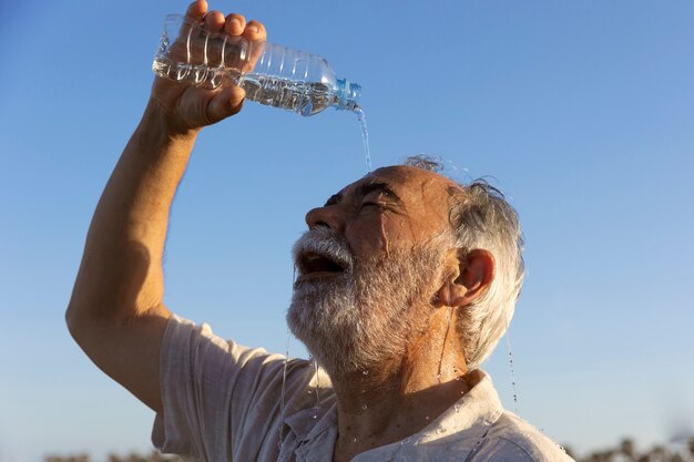 Viejo luchando con alta temperatura