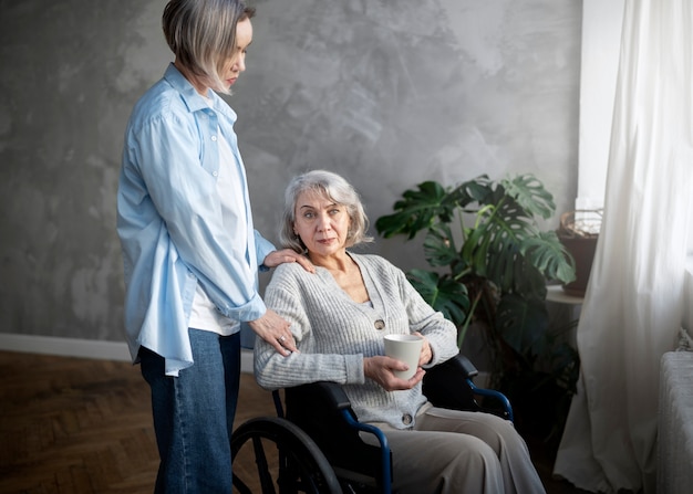 Viejo paciente que sufre de parkinson