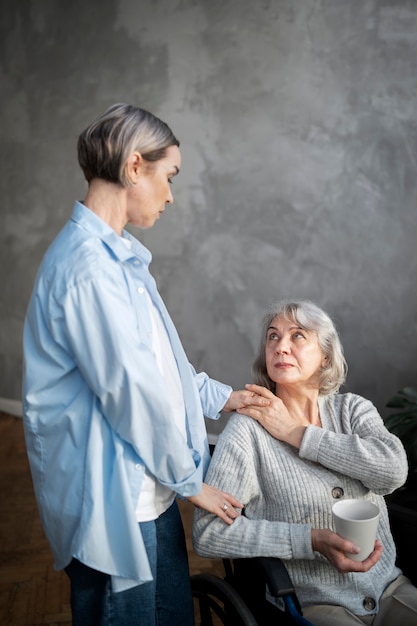 Viejo paciente que sufre de parkinson