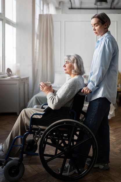 Viejo paciente que sufre de parkinson