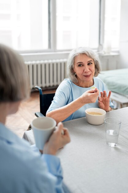 Viejo paciente que sufre de parkinson