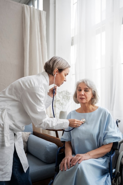 Foto gratuita viejo paciente que sufre de parkinson