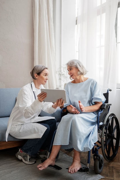 Foto gratuita viejo paciente que sufre de parkinson