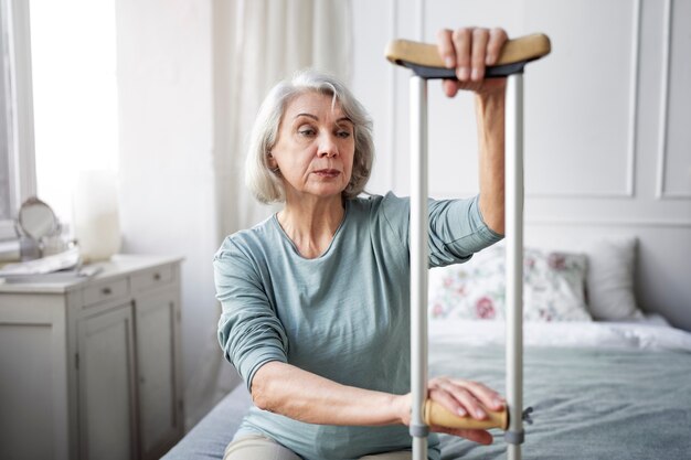 Viejo paciente que sufre de parkinson