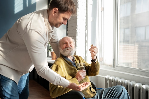 Foto gratuita viejo paciente que sufre de parkinson