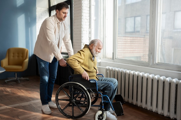 Viejo paciente que sufre de parkinson