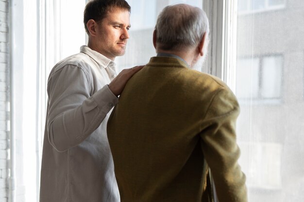 Viejo paciente que sufre de parkinson