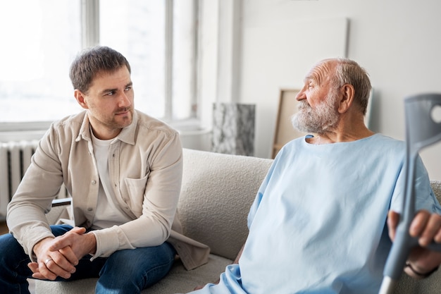 Viejo paciente que sufre de parkinson