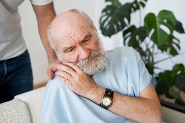 Viejo paciente que sufre de parkinson