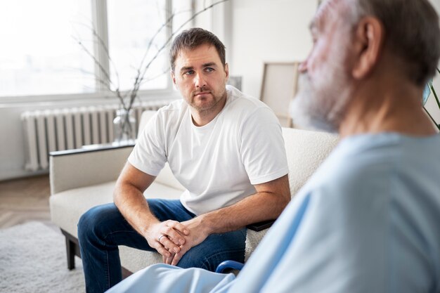 Viejo paciente que sufre de parkinson