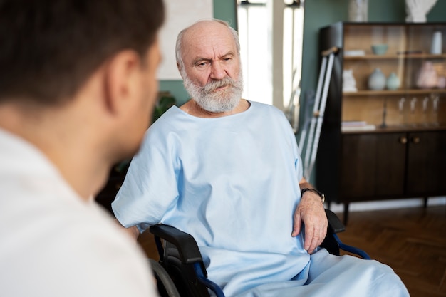 Viejo paciente que sufre de parkinson