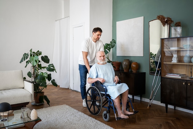 Viejo paciente que sufre de parkinson