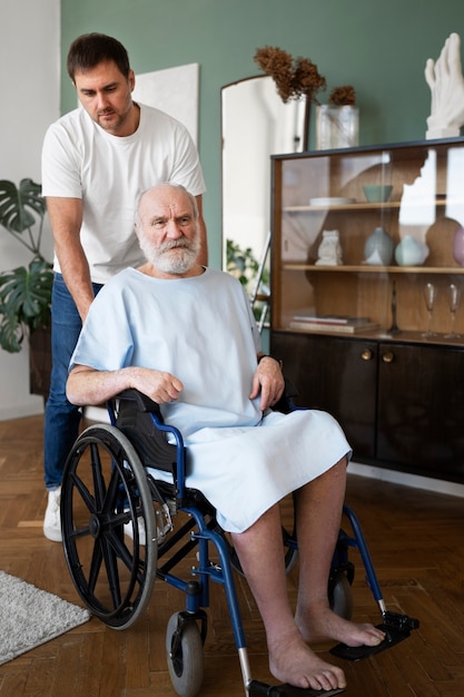 Foto gratuita viejo paciente que sufre de parkinson