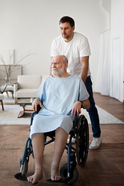 Viejo paciente que sufre de parkinson