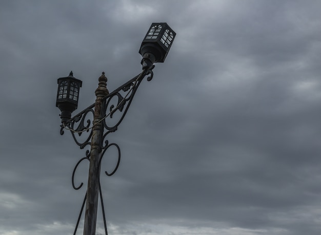 Viejo poste de luz roto