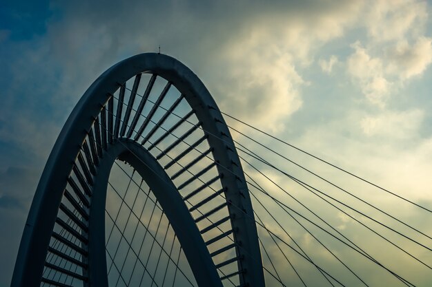 Viejo puente de hierro en la puesta del sol