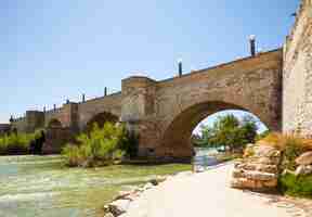 Foto gratuita viejo puente de piedra sobre ebro