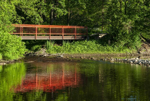 Viejo puente rojo cruzando el río