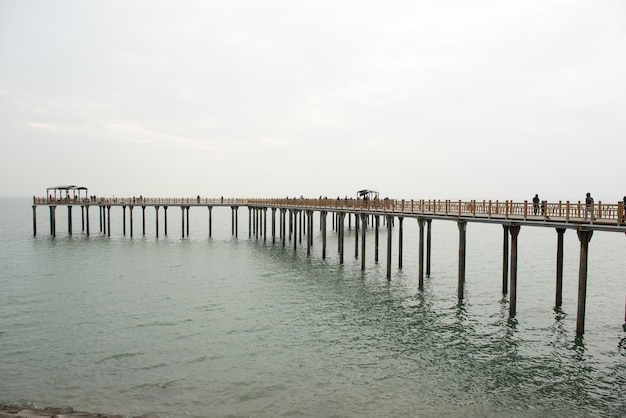 Foto gratuita viejo puente sobre el mar en el puerto de gungpyeong