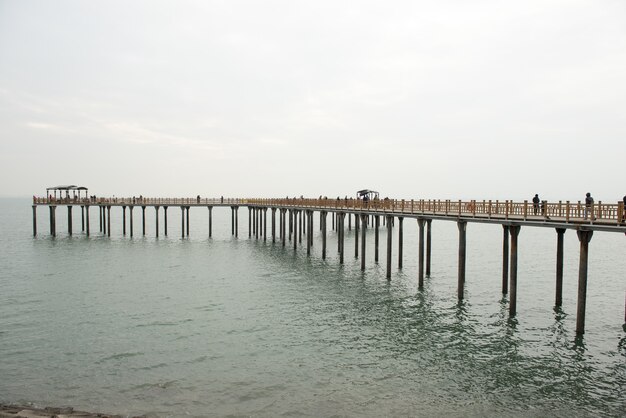 Viejo puente sobre el mar en el puerto de Gungpyeong