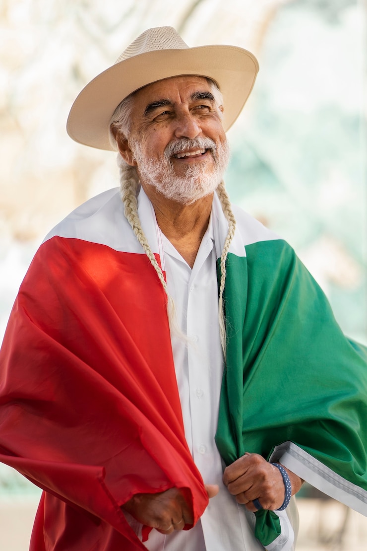 Foto gratuito viejo sonriente de tiro medio con bandera mexicana