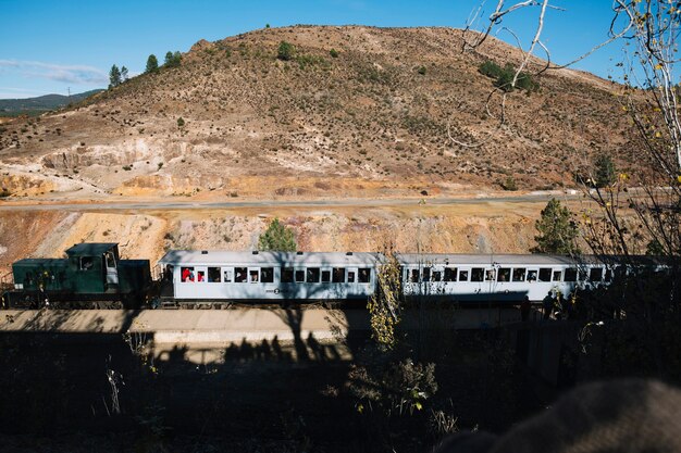 Viejo tren en la naturaleza