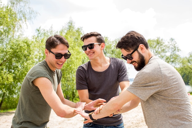 Viejos amigos alegres tomados de la mano