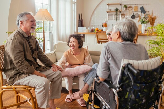 Viejos amigos asiáticos mayores personas jubiladas felicidad risa positiva sonrisa conversación juntos en la sala de estar en el hogar de ancianos Personas mayores que participan en actividades grupales en el centro de atención diurna para adultos