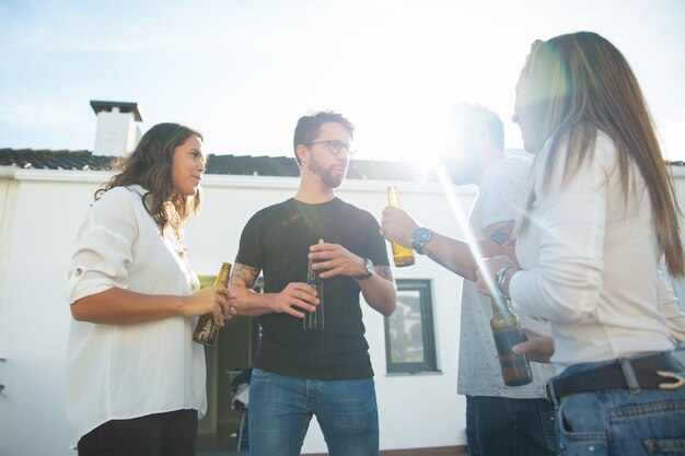 Viejos amigos charlando, bebiendo cerveza y divirtiéndose