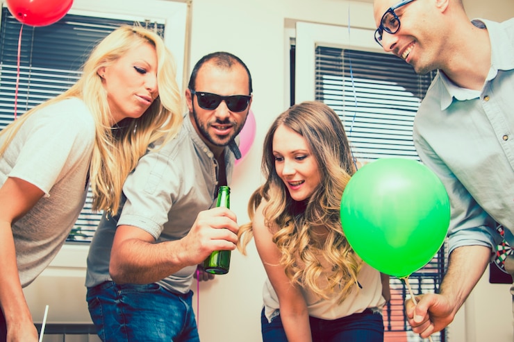 Foto gratuito viejos amigos en una fiesta de karaoke