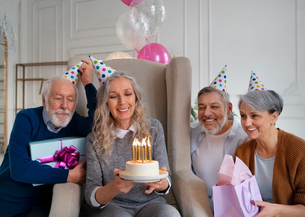 Viejos amigos de plano medio celebrando un cumpleaños.