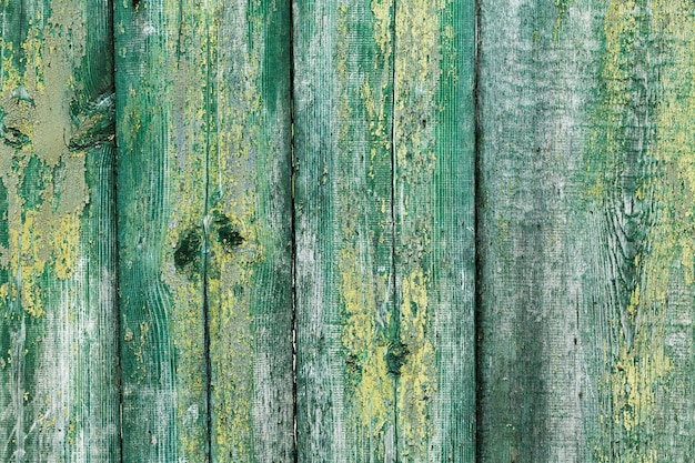 Viejos carteles de madera pintados verticalmente