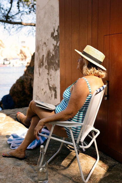 Foto gratuita viejos divirtiéndose en la playa