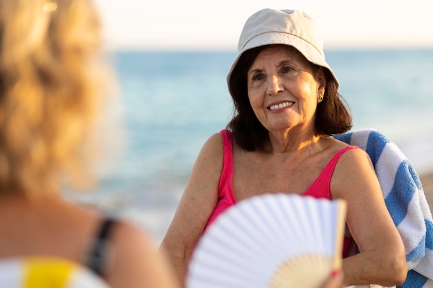 Foto gratuita viejos divirtiéndose en la playa