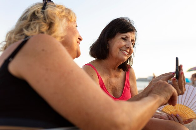 Viejos divirtiéndose en la playa