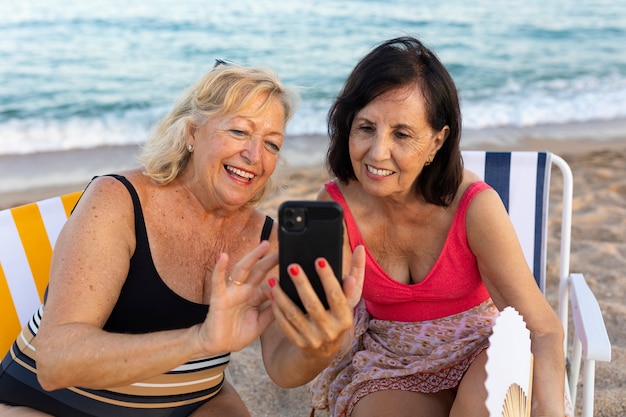 Foto gratuita viejos divirtiéndose en la playa