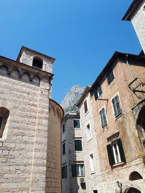 Viejos edificios de piedra en Kotor, Montenegro