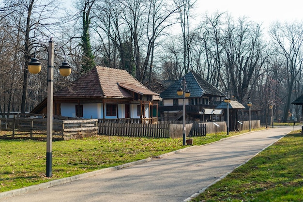 Viejos edificios residenciales en el Museo del Pueblo en Bucarest Rumania