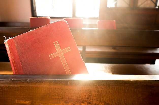 Los viejos libros rojos o canciones de culto rojas en la iglesia