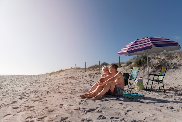 Foto gratuita viejos románticos en la playa tiro completo