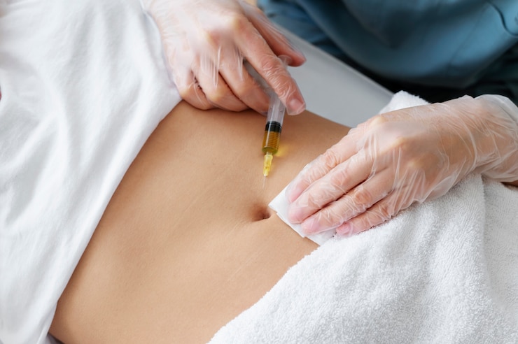 Foto gratuito vientre de inyección profesional de atención médica de alto ángulo