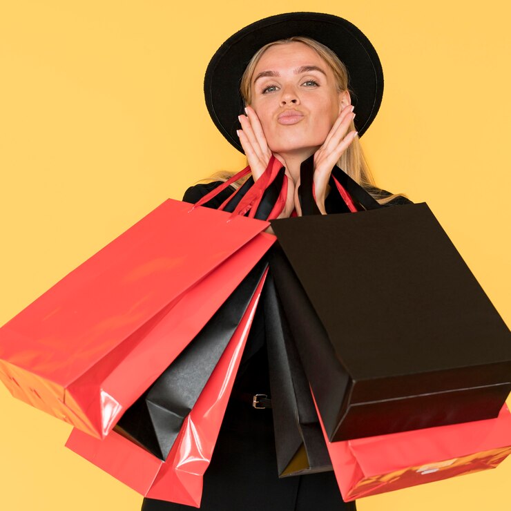 Foto gratuito viernes negro compras mujer soplando beso gesto